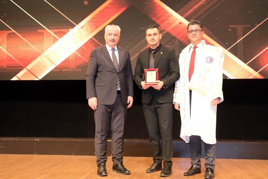 ÇOMÜ’de Bilim ve Emeğin Günü: EN’ler Ödüllerini Aldı 2 IMG 5344